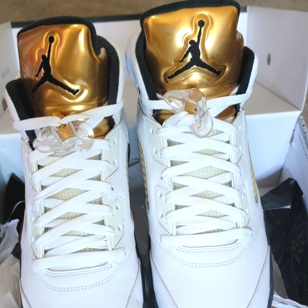 Jordan RETRO 5 NIB White and Gold High-Top Sneakers